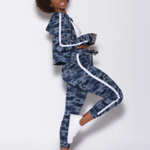Bombshell Sportswear Blue Blast Camo Jogger Set - RARE!!! - Picture 2 of 5